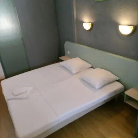 호텔 Saint Jean Baptiste 2*